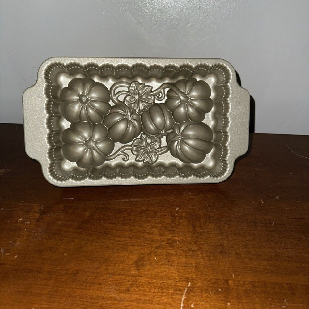 NORDIC WARE 3D Patch of Pumpkins 6-CUP Heavy Cast Non-stick 8"X5"